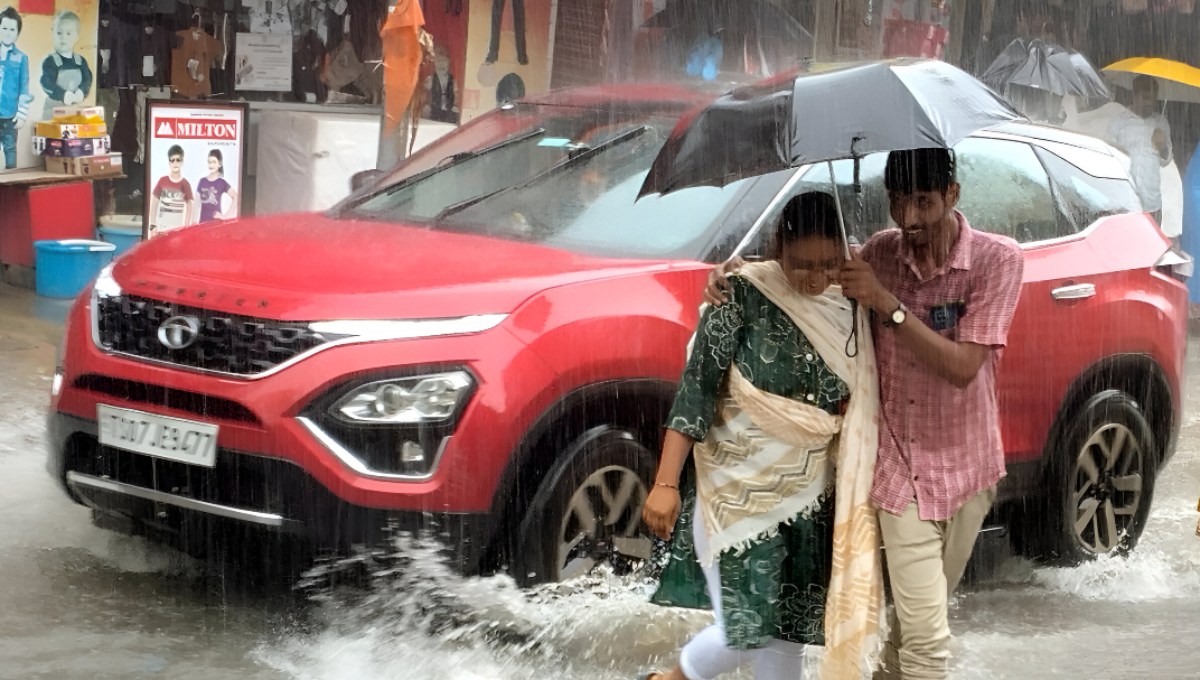 Cyclone Montha forming over the Bay of Bengal, approaching West Bengal coast