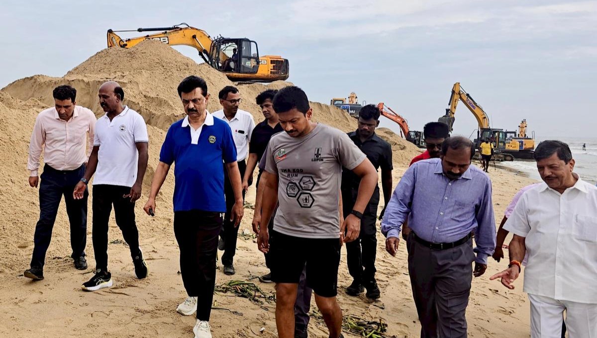 Cyclone Montha forming over the Bay of Bengal, approaching West Bengal coast